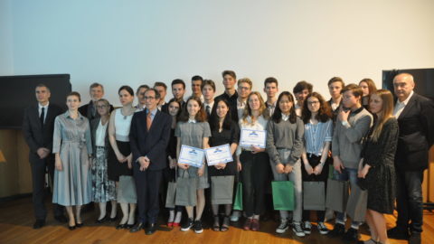 Une cérémonie officielle pour récompenser les élèves en Pologne