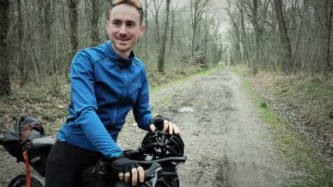 Rallier le camp d’Auschwitz à vélo : l’aventure mémorielle d’un jeune homme en quête de sens