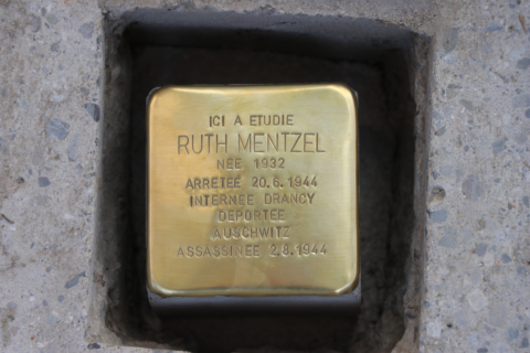 Un pavé de mémoire en l’honneur de Ruth Mentzel, déportée par le convoi 77