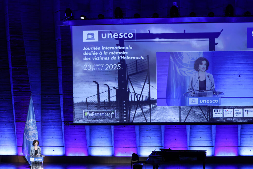 photographie du discours de la directrice générale de l'UNESCO, Mme Audrey Azoulay, dans la salle de conférence.