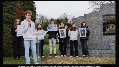 Le courrier du Loiret : hommage des collégiens de la Forêt de Traî­nou aux sœurs Korman, déportées du convoi 77